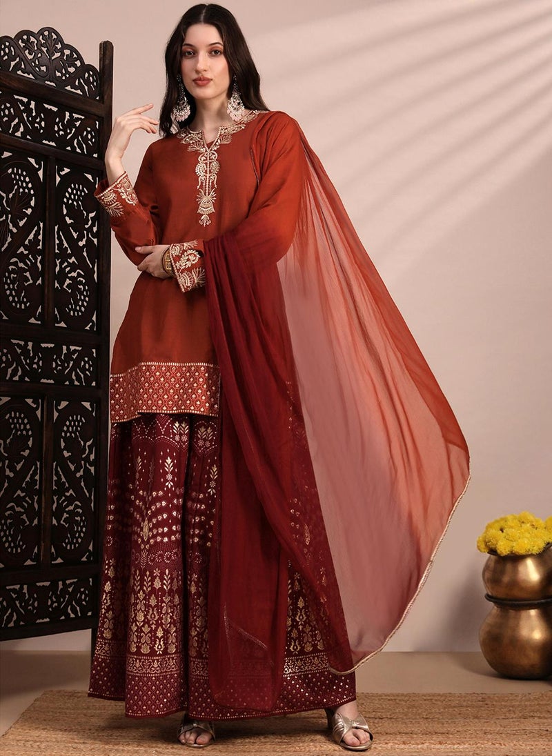 جلو باص طقم نسائي جلابيات مطرزة بالزاري باللون البرتقالي بياقة مستديرة مع بنطلون شارارا بطبعة فويل كاملة ودوباتا متدرجة اللون للمناسبات - Image 1